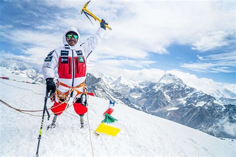 Double amputee conquers Mount Everest .